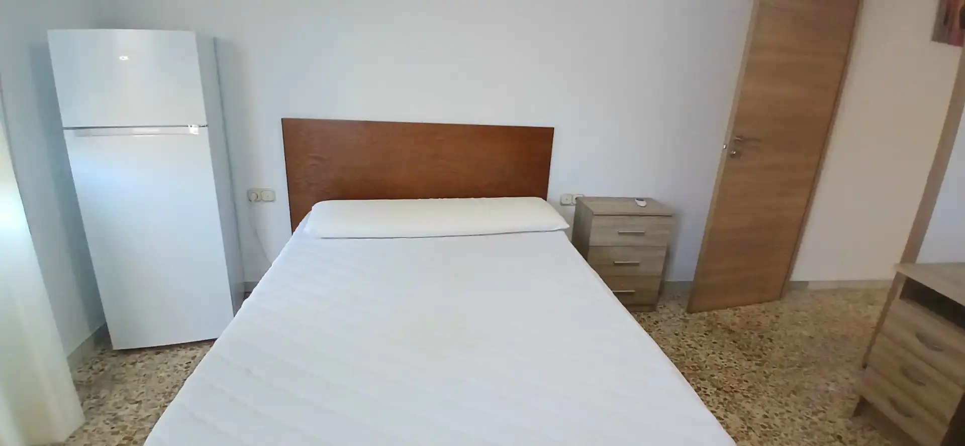 Dormitori de Pis per a compartir en Almería amb Aire condicionat, Terrassa i Moblat