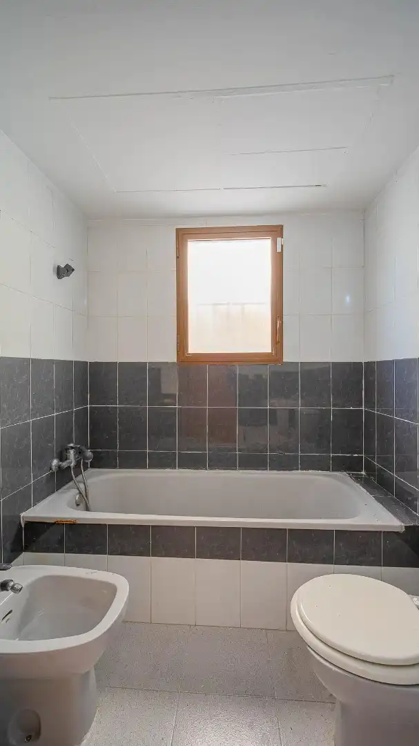 Badezimmer von Wohnung zum Verkauf in Torrevieja mit Klimaanlage, Heizung und Privatgarten