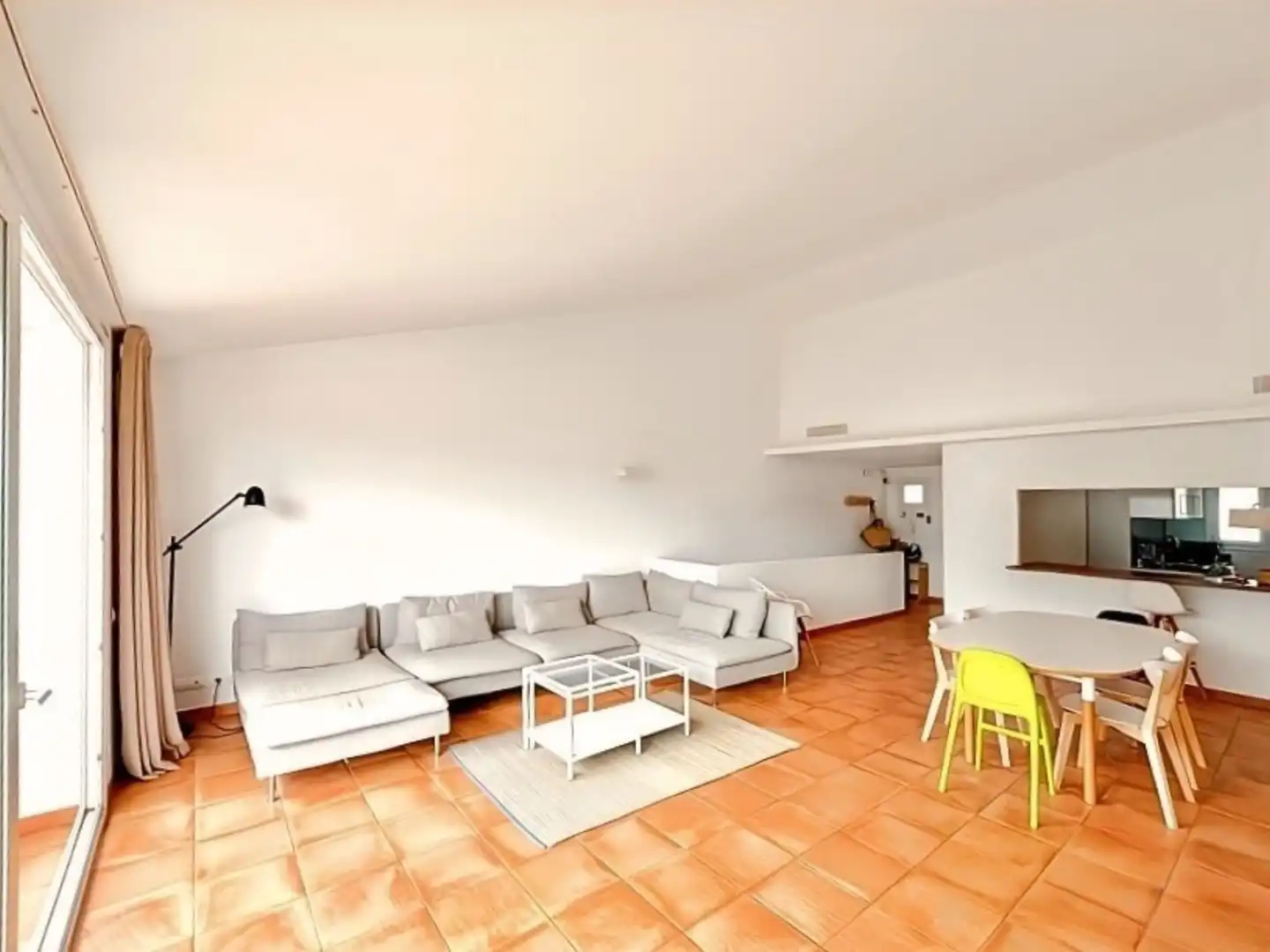 Wohnzimmer von Einfamilien-Reihenhaus zum Verkauf in Cadaqués mit Klimaanlage, Heizung und Terrasse