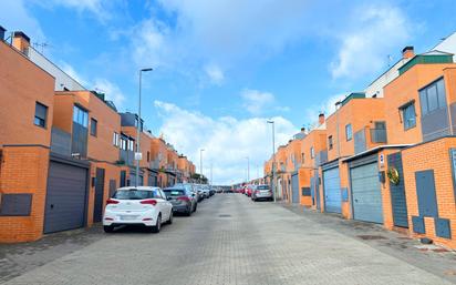 Exterior view of Single-family semi-detached for sale in Valdemoro  with Air Conditioner, Heating and Private garden