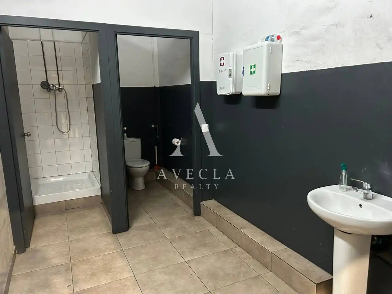 Badezimmer von Fabrikhallen zur Miete in Viladecavalls