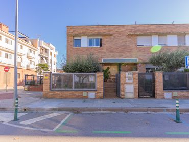 Casa bifamiliare con giardino in vendita a Carrer Illes Canàries