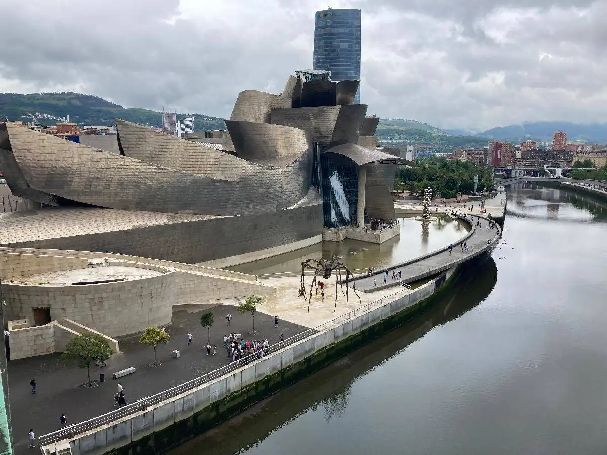 Vista exterior de Pis en venda en Bilbao  amb Calefacció i Traster