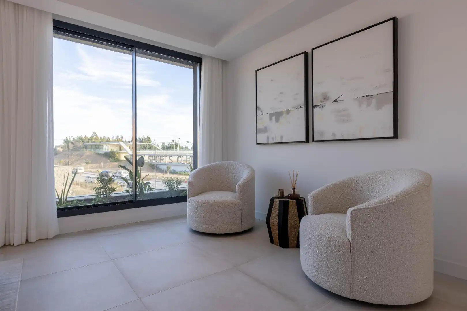 Sala d'estar de Casa adosada en venda en Mijas amb Aire condicionat, Calefacció i Jardí privat