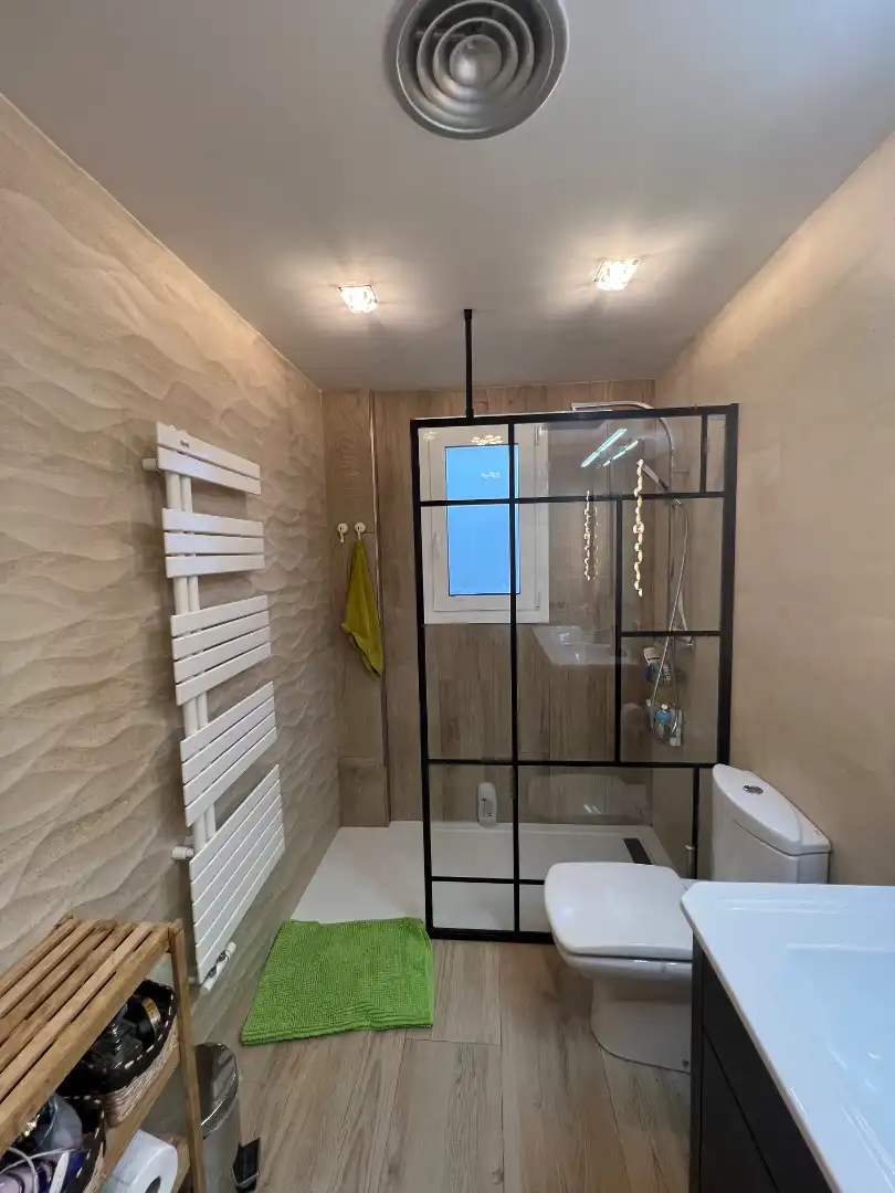 Badezimmer von Dachboden zum Verkauf in Salou mit Klimaanlage, Heizung und Privatgarten