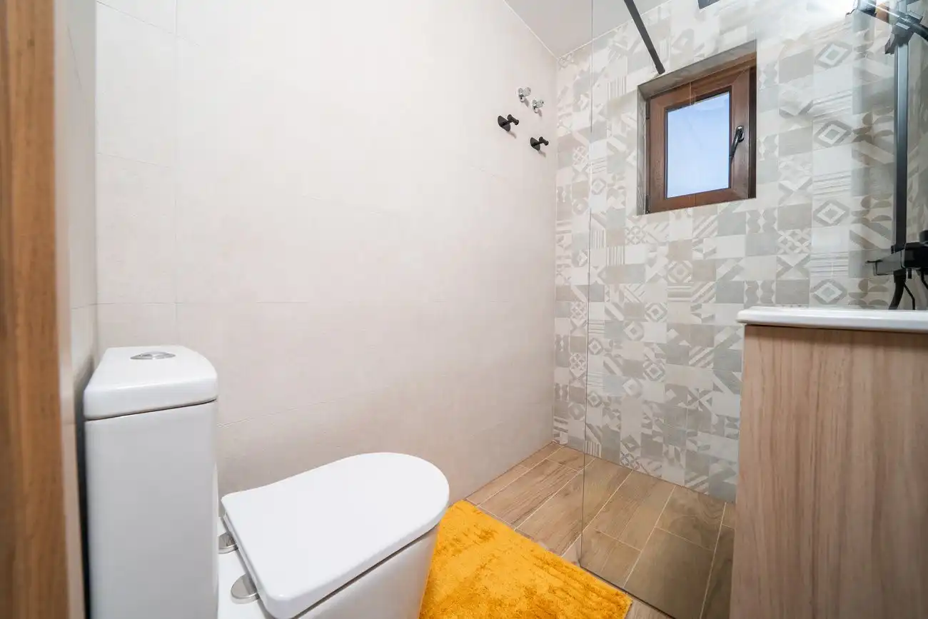 Baño de Apartamento en venta en Torrevieja con Aire acondicionado, Piscina y Amueblado