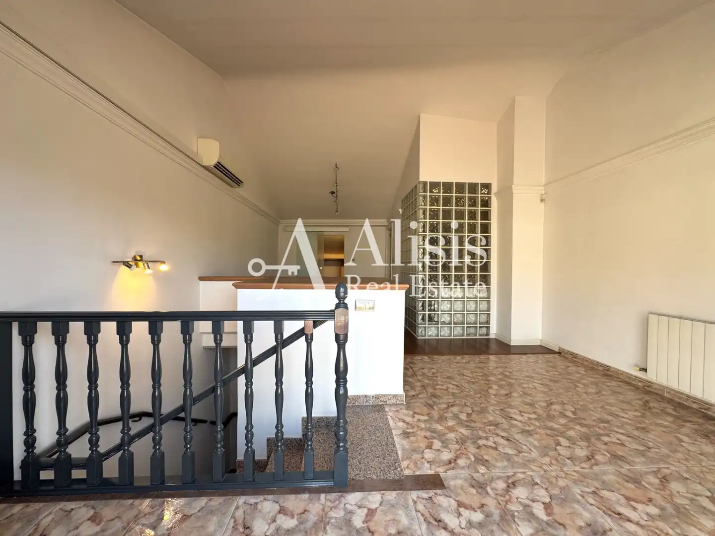Einfamilien-Reihenhaus zum Verkauf in Pallejà mit Klimaanlage, Heizung und Terrasse