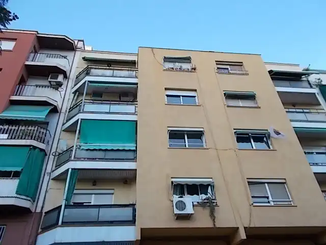 Vista exterior de Pis en venda en Badalona amb Calefacció, Parquet i Forn