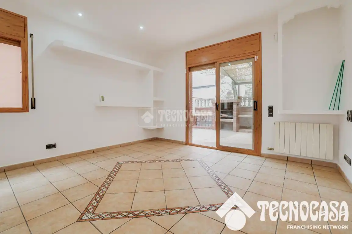 Living room of Houses for sale in Santa Coloma de Gramenet  with Air Conditioner, Heating and Terrace