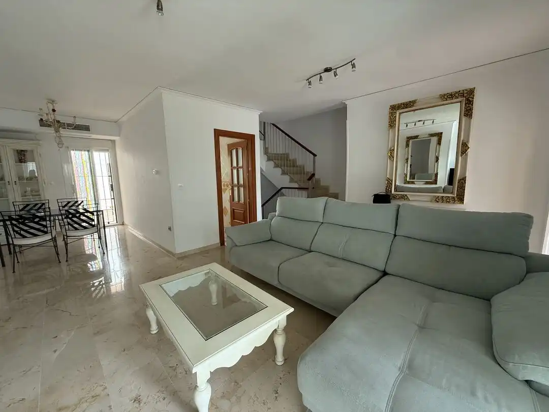Sala de estar de Casa adosada en venta en Marbella con Jardín privado, Terraza y Trastero