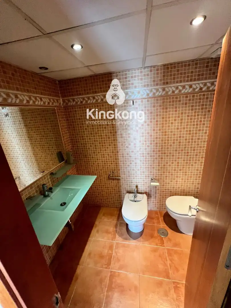 Bathroom of Flat for sale in Madrid  with Air Conditioner, Heating and Swimming Pool