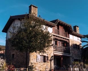 Vista exterior de Casa adosada en venda en Laudio / Llodio amb Terrassa i Balcó