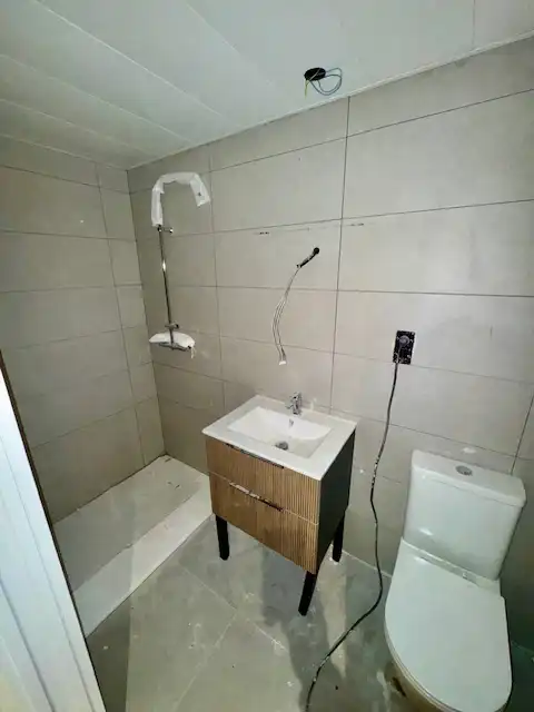 Badezimmer von Erdgeschoss zum Verkauf in Rubí mit Klimaanlage, Heizung und Parkett