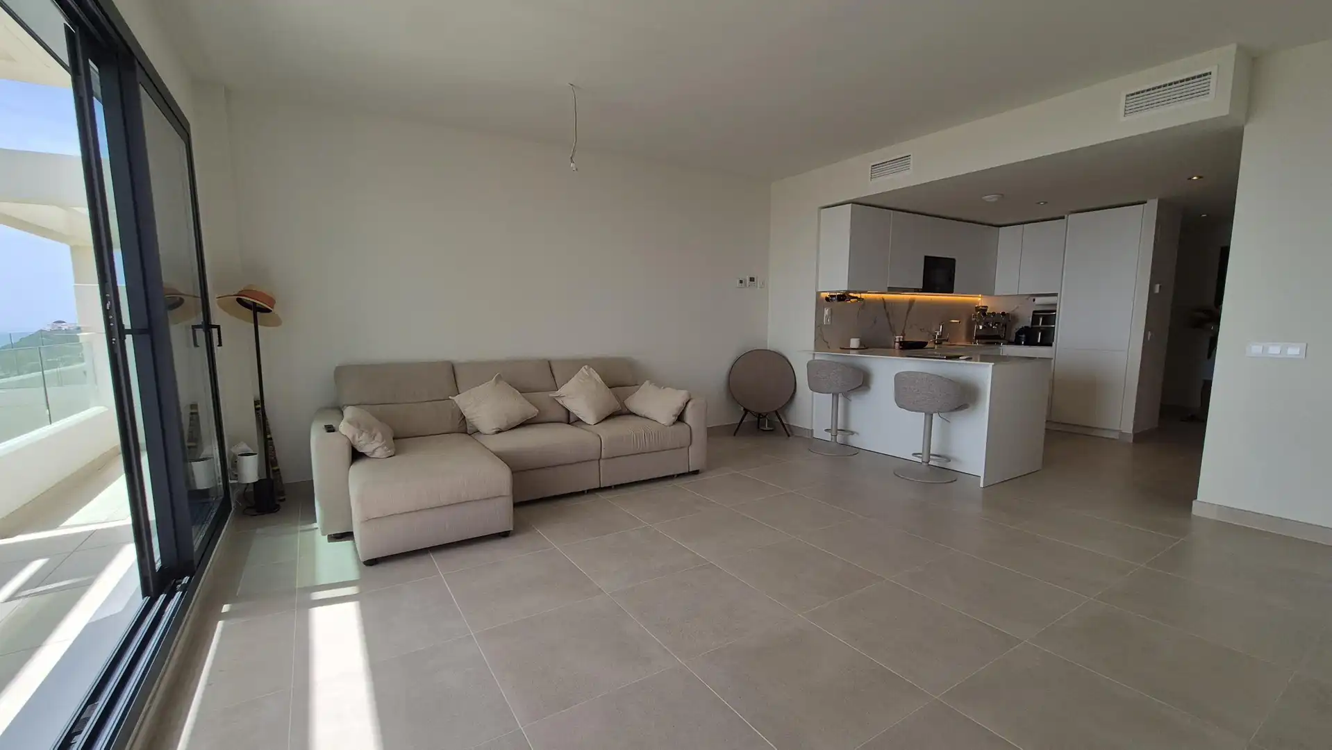 Sala d'estar de Àtic de lloguer en Benalmádena amb Aire condicionat, Calefacció i Jardí privat