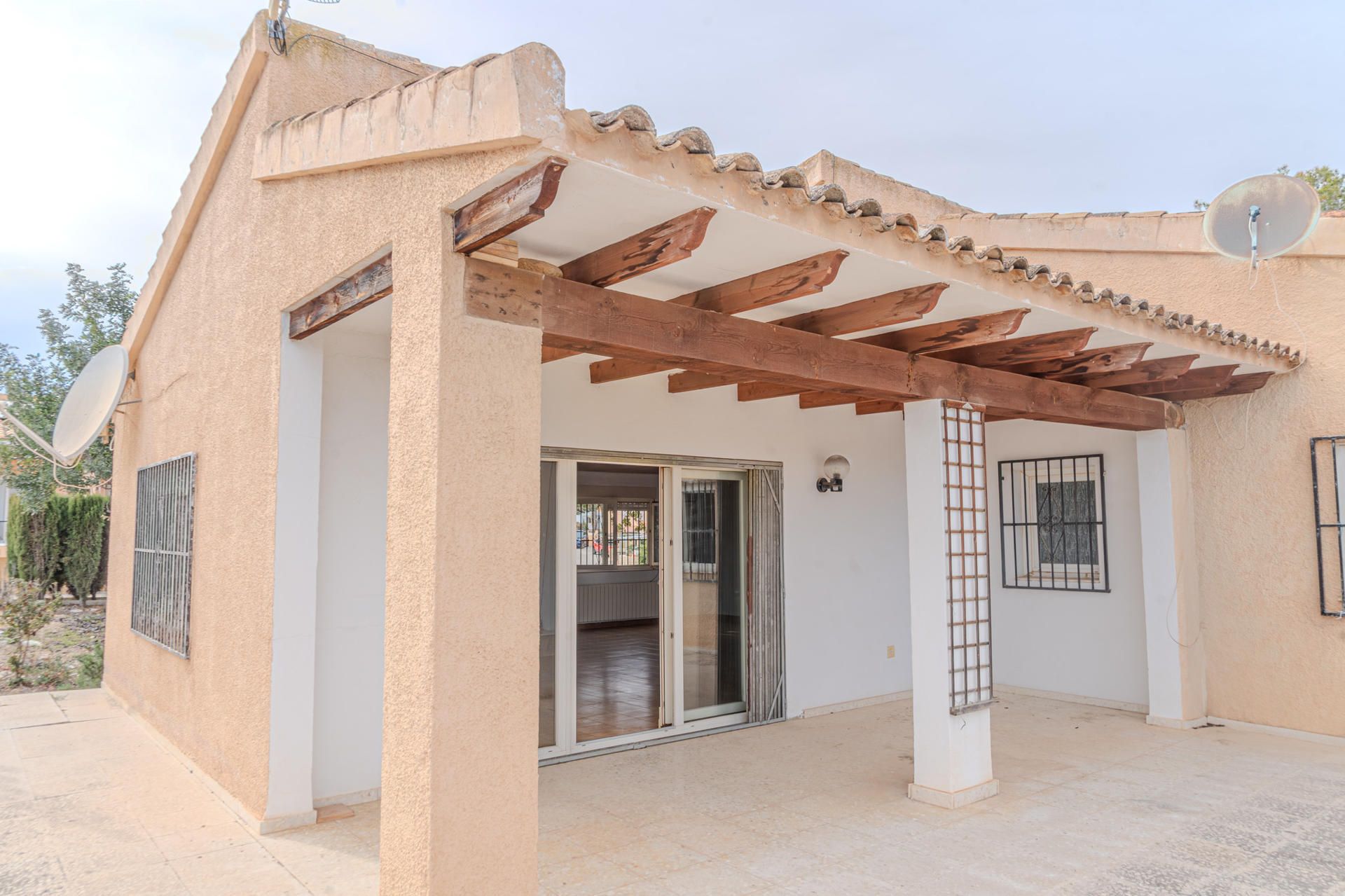 Vista exterior de Casa o xalet en venda en La Nucia amb Calefacció