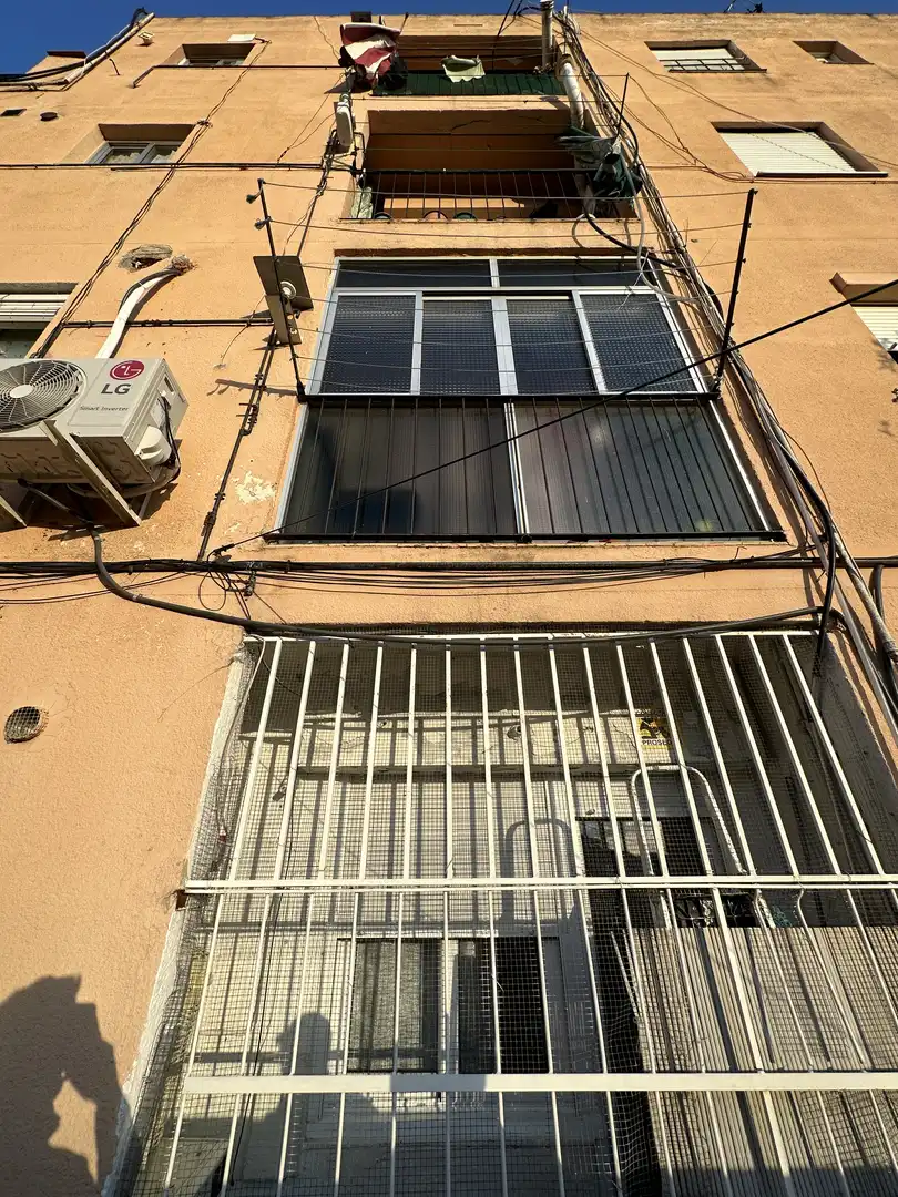 Vista exterior de Pis en venda en Santa Coloma de Gramenet amb Terrassa i Balcó