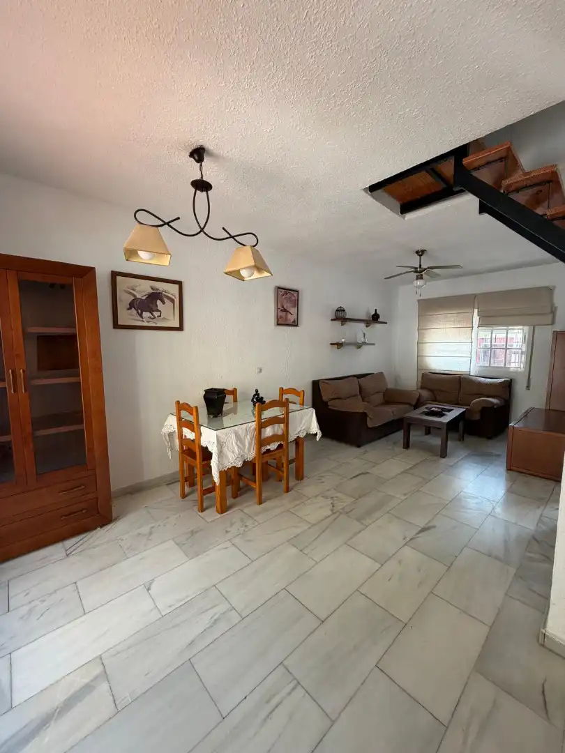 Sala d'estar de Casa adosada en venda en Mairena del Aljarafe amb Piscina comunitària