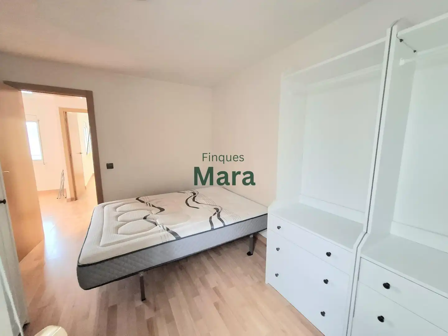 Dormitori de Àtic en venda en Sant Boi de Llobregat amb Parquet i Balcó
