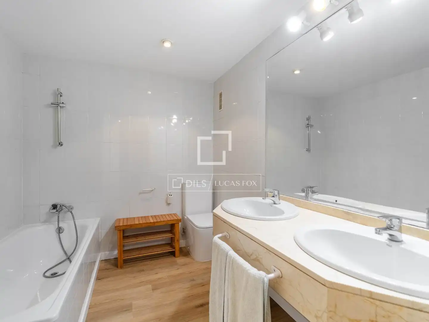 Bathroom of Flat for rent in El Pla del Real