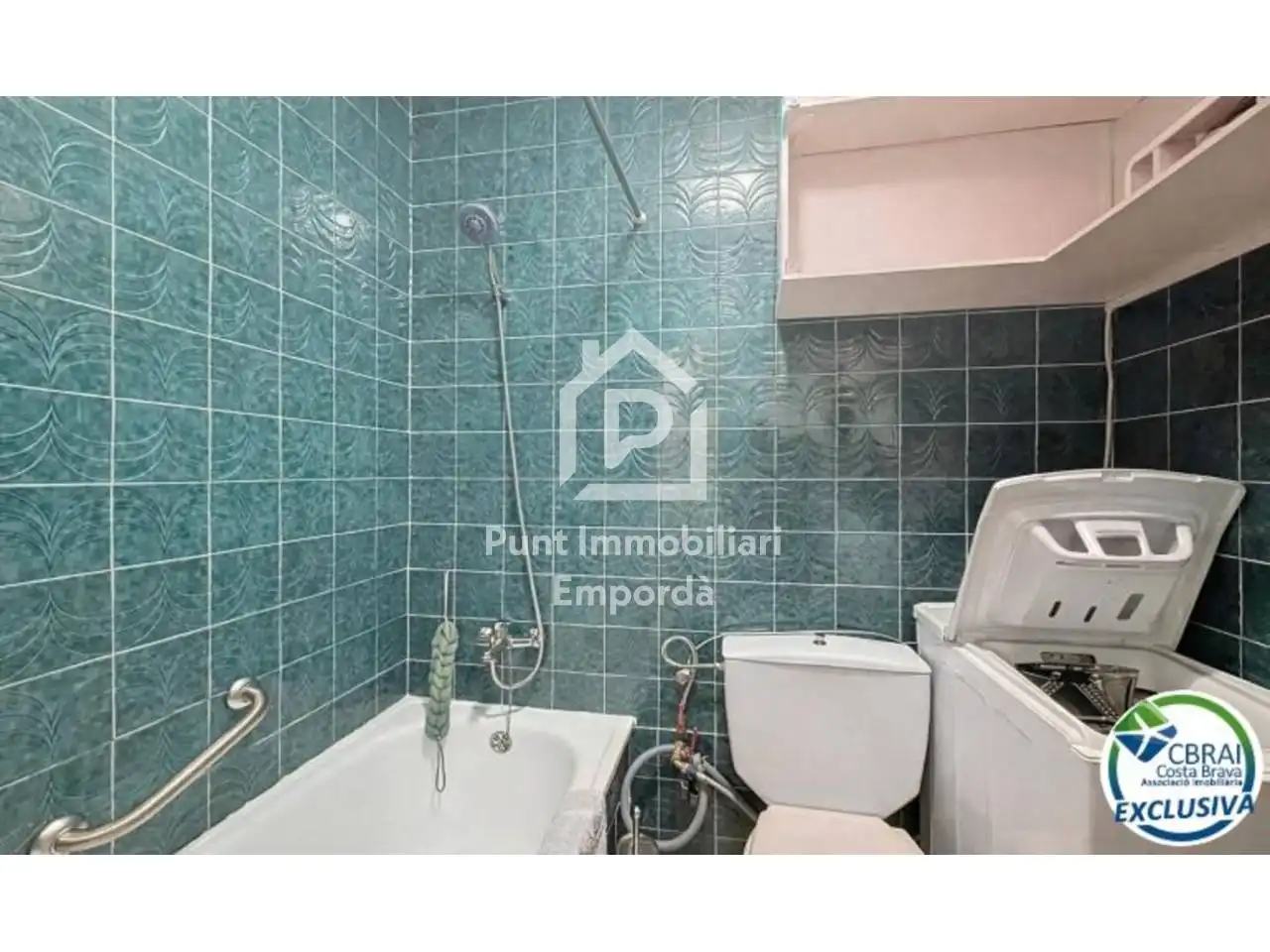 Badezimmer von Einfamilien-Reihenhaus zum Verkauf in Empuriabrava mit Klimaanlage, Heizung und Terrasse
