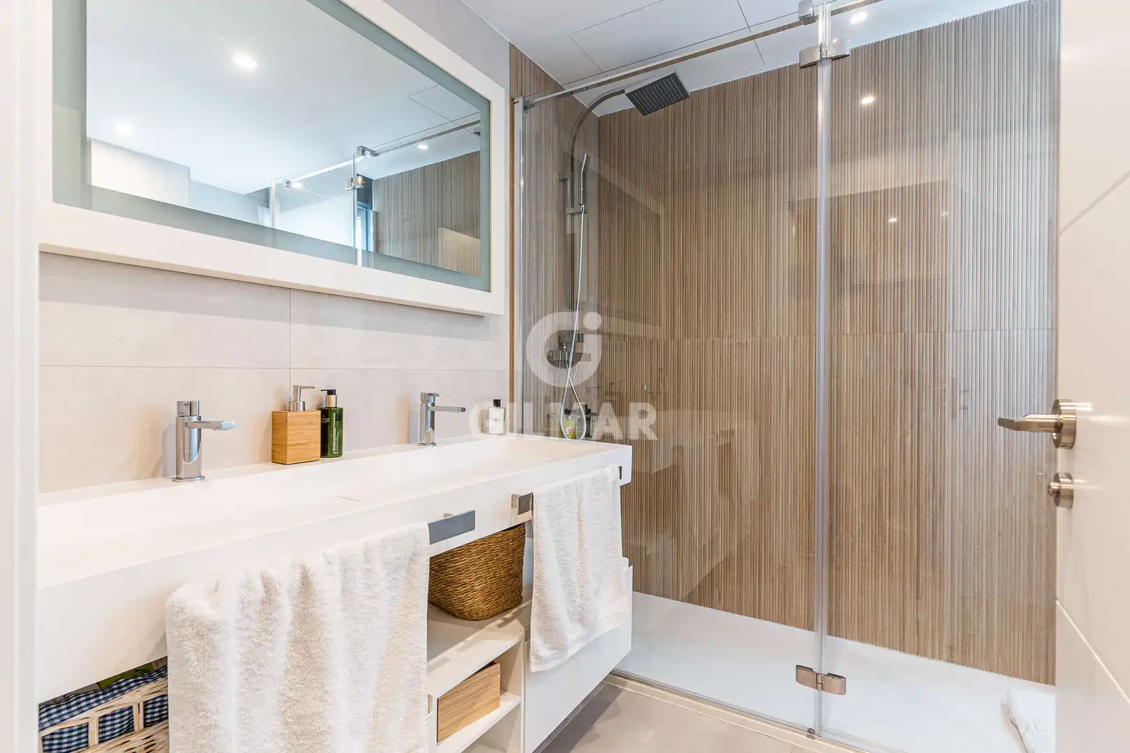 Badezimmer von Einfamilien-Reihenhaus zum Verkauf in Madrid mit Heizung, Privatgarten und Schwimmbad