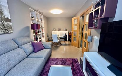 Sala d'estar de Casa adosada en venda en Torrelavega  amb Terrassa i Balcó
