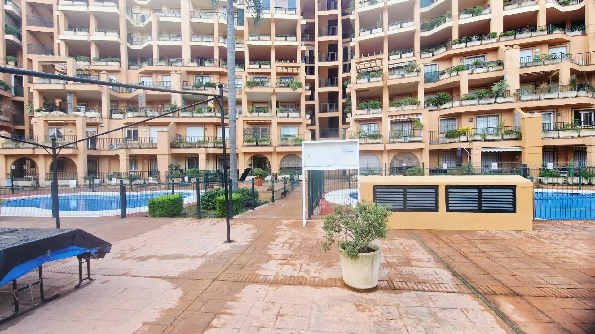 Vista exterior de Àtic en venda en Fuengirola amb Aire condicionat, Calefacció i Jardí privat