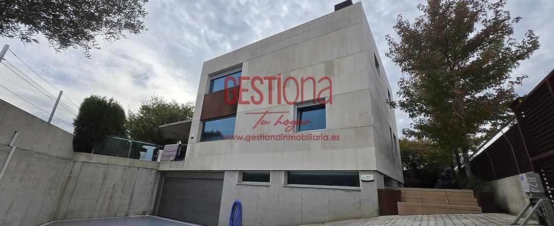 Vista exterior de Casa o xalet en venda en Santa Cruz de Bezana amb Calefacció, Jardí privat i Terrassa