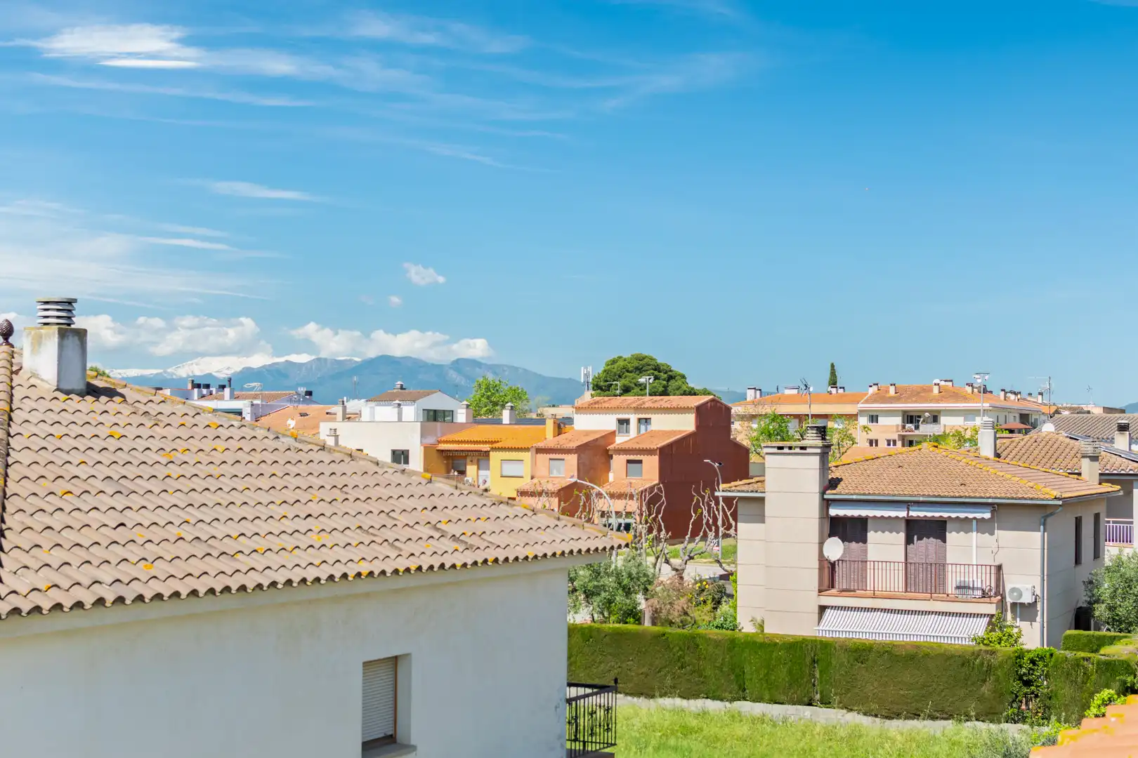 Vista exterior de Casa adosada en venda en Peralada amb Calefacció, Jardí privat i Terrassa