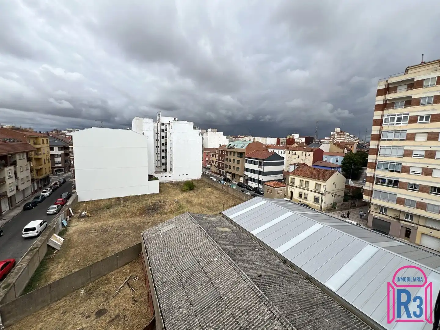 Vista exterior de Piso en venta en León Capital  con Calefacción y Terraza