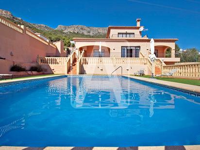 Vista exterior de Casa o xalet en venda en Calpe / Calp amb Aire condicionat, Jardí privat i Terrassa