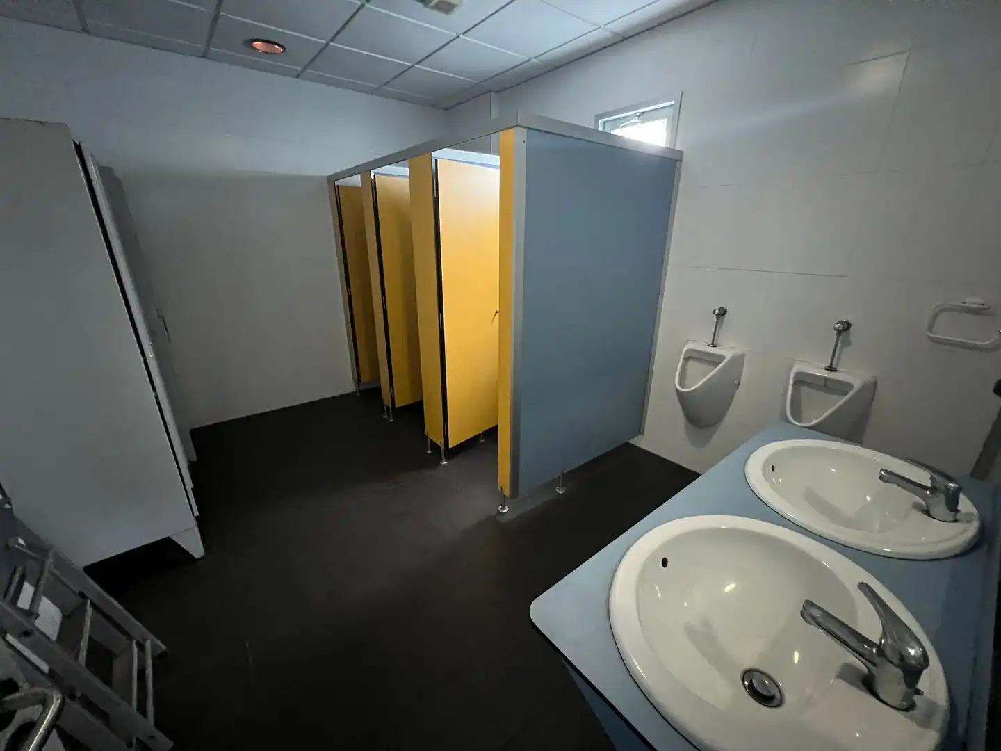 Badezimmer von Fabrikhallen zur Miete in Narón