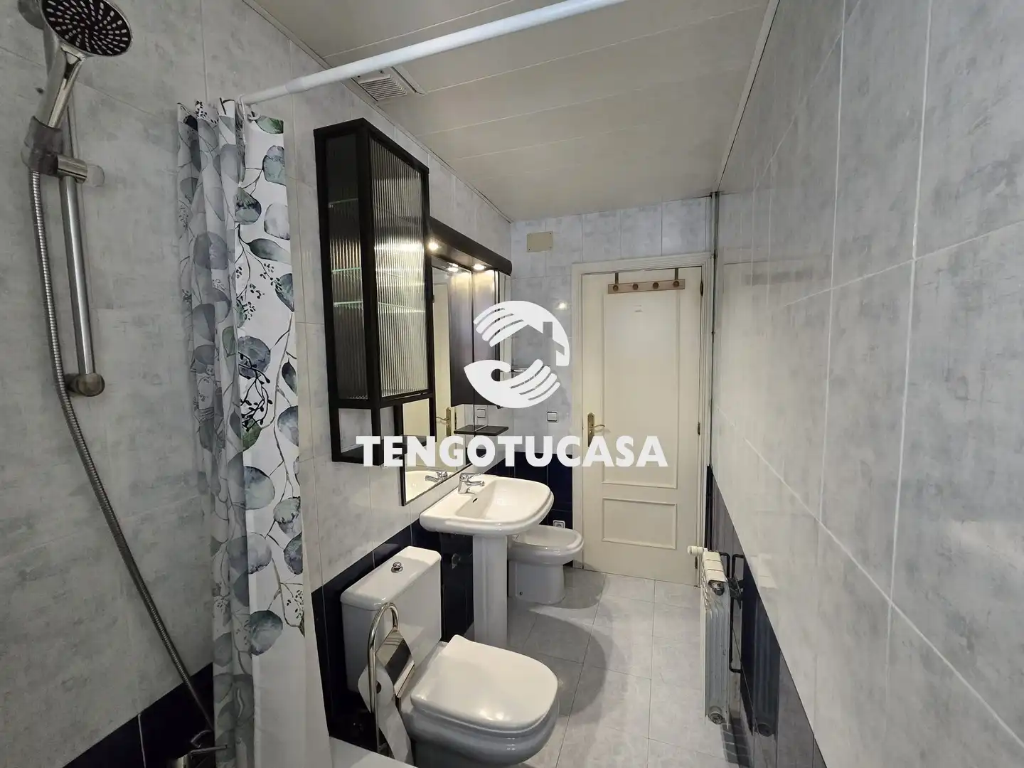 Bathroom of Flat for sale in Madrid  with Air Conditioner, Heating and Parquet flooring