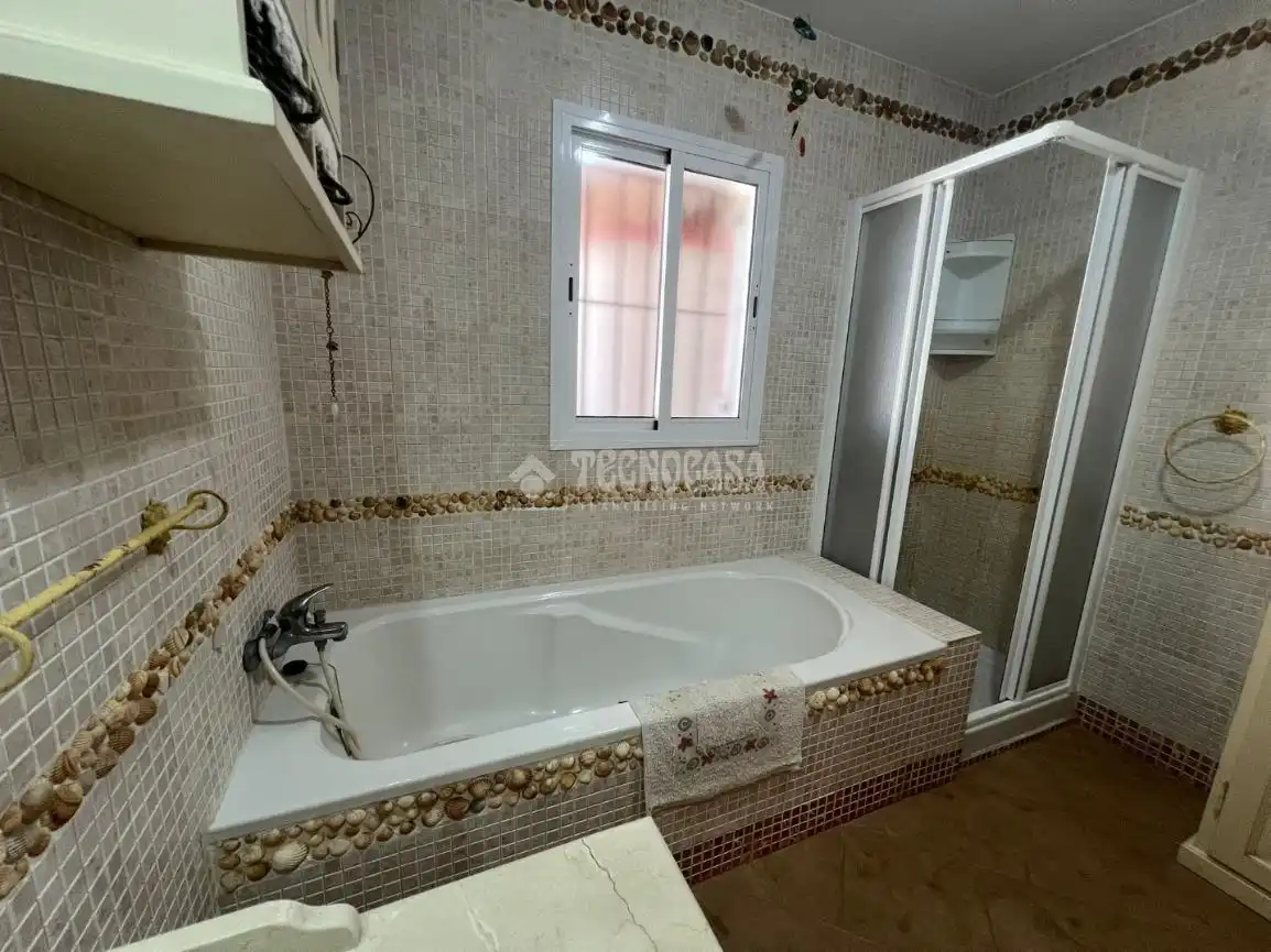 Bany de Finca rústica en venda en Conil de la Frontera amb Jardí privat, Terrassa i Piscina