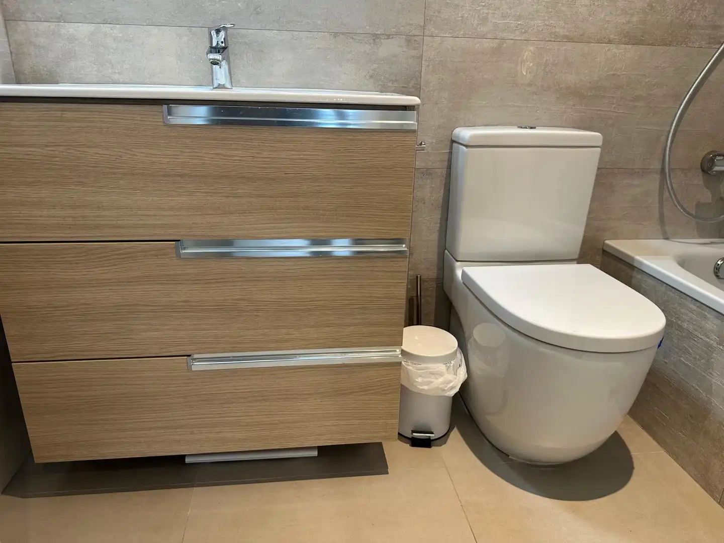 Baño de Piso de alquiler en Badalona con Calefacción, Parquet y Trastero