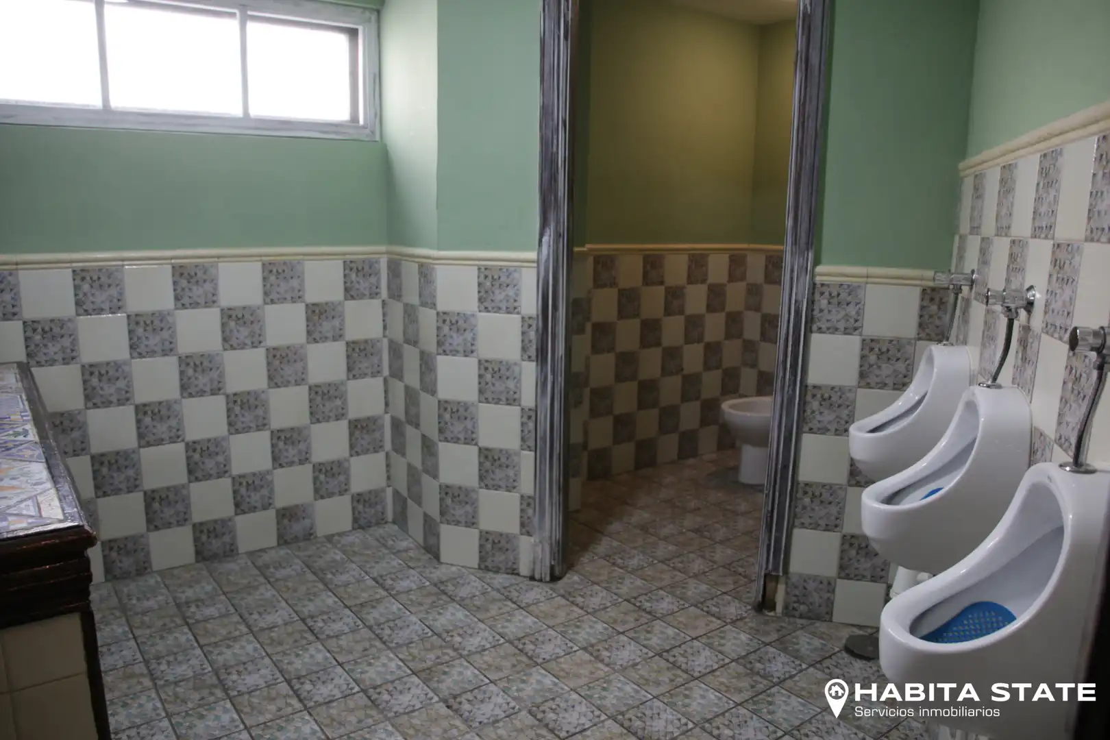 Baño de Local en venta en Adra con Aire acondicionado, Amueblado y Alarma