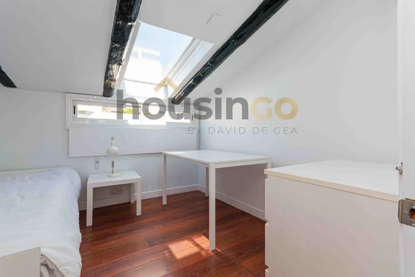 Schlafzimmer von Dachboden zur Miete in Madrid mit Klimaanlage, Heizung und Möbliert