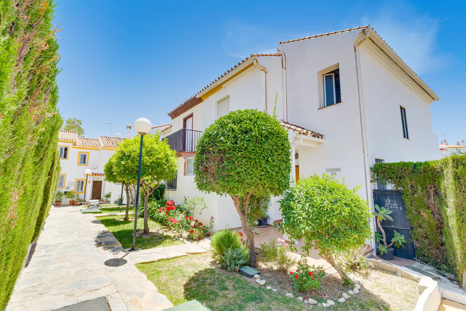 Vista exterior de Casa adosada en venda en Estepona amb Jardí privat i Terrassa