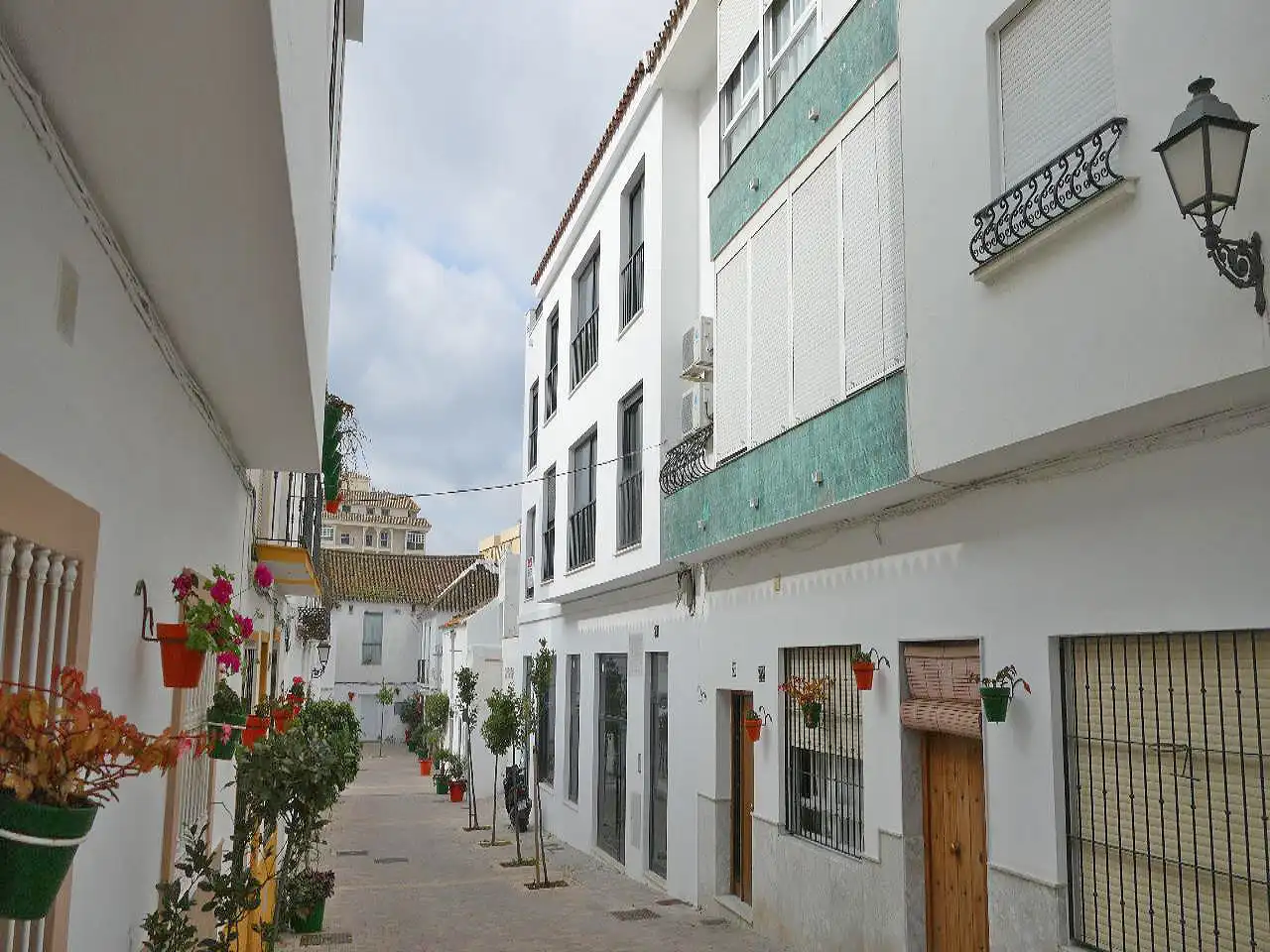 Vista exterior de Pis en venda en Estepona amb Moblat, Balcó i Alarma