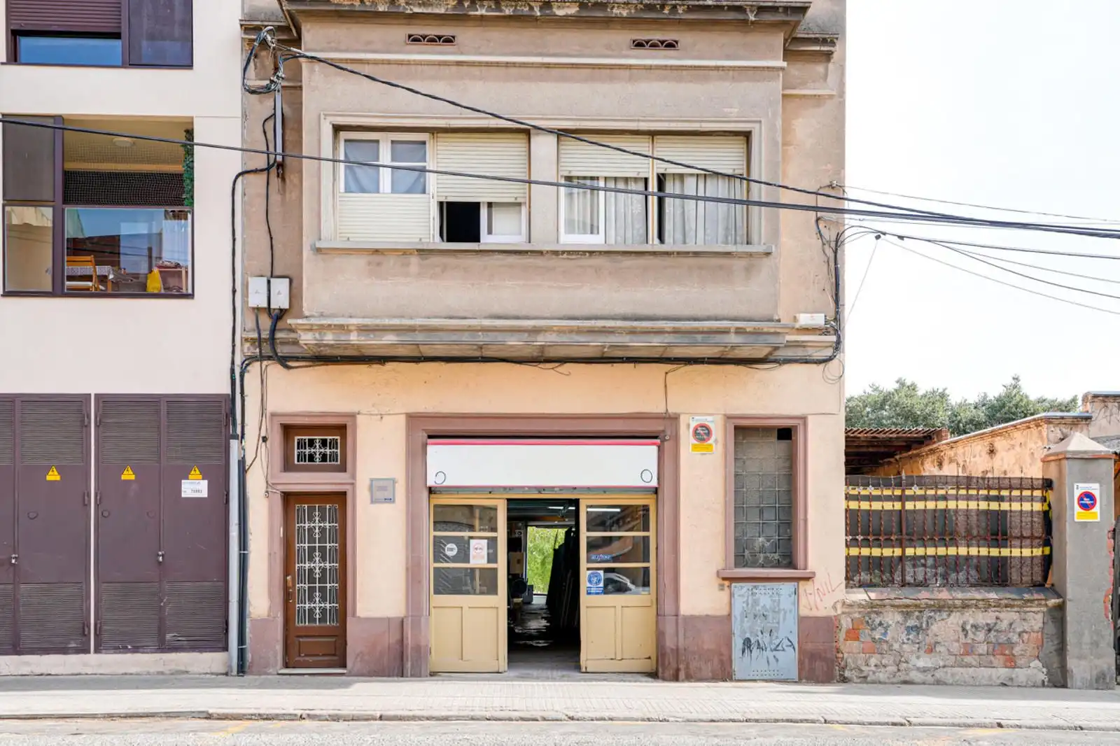 Vista exterior de Edifici en venda en Sant Feliu de Llobregat