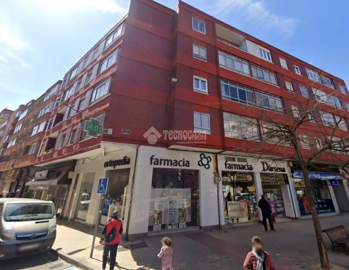 Vista exterior de Piso en venta en Valladolid con Calefacción, Parquet y Terraza