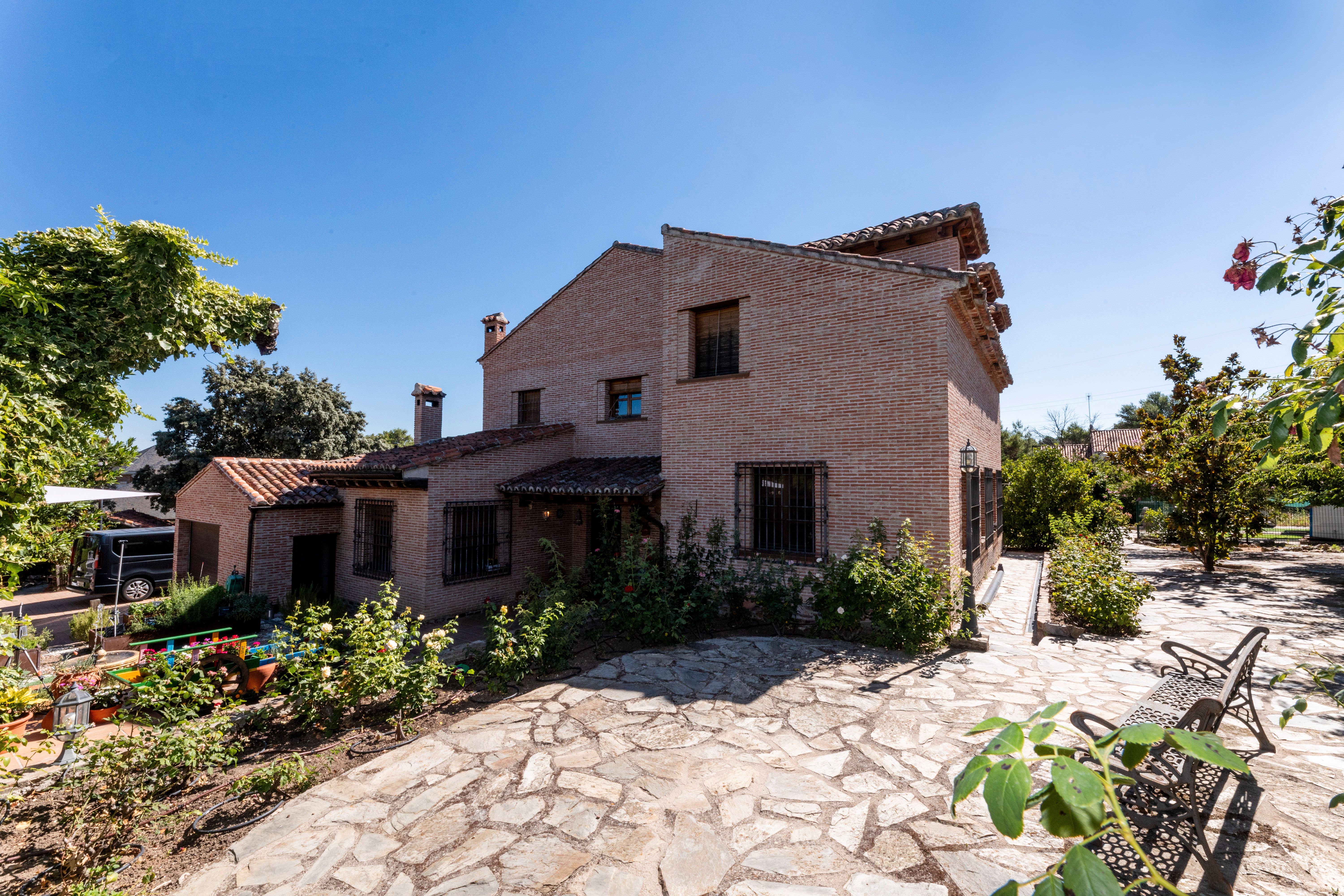 Exterior view of House or chalet for sale in Villaviciosa de Odón  with Heating, Private garden and Terrace