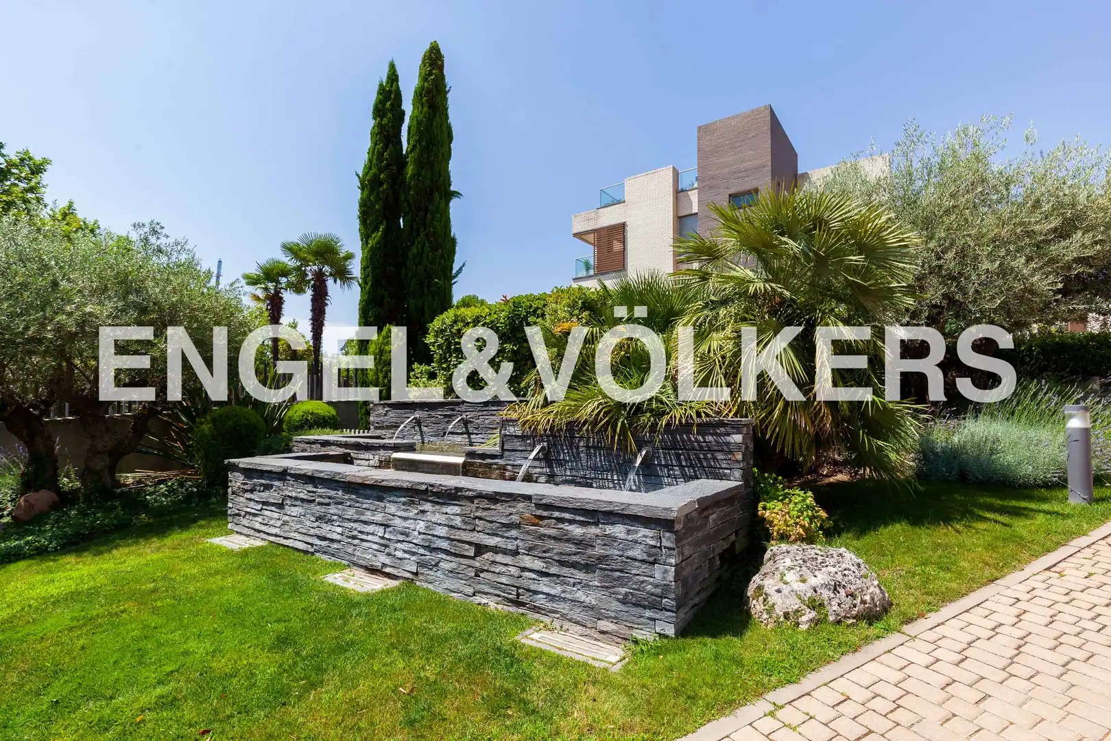 Vista exterior de Ático de alquiler en Pozuelo de Alarcón con Calefacción, Jardín privado y Terraza