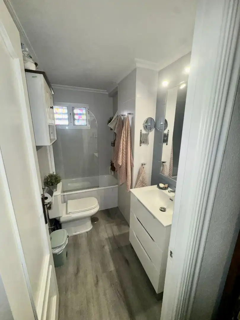 Baño de Piso en venta en Tomares con Aire acondicionado, Calefacción y Terraza