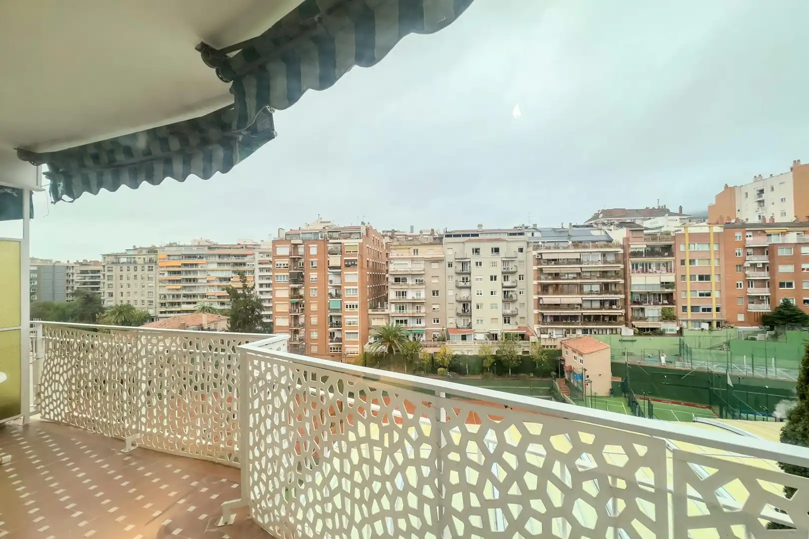 Terraza de Piso para compartir en Barcelona con Lavadora