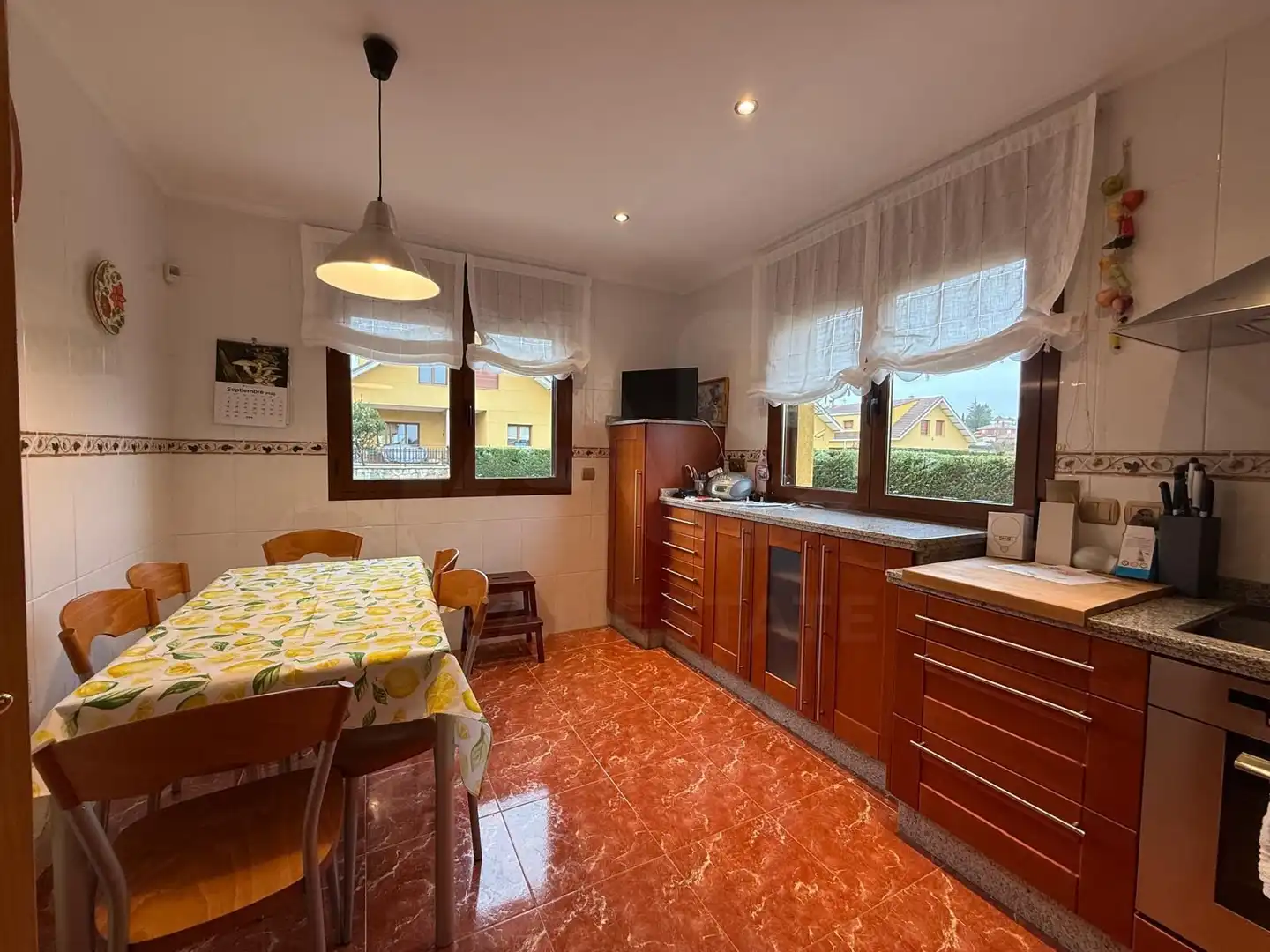 Cuina de Casa o xalet en venda en Santovenia de la Valdoncina amb Calefacció i Terrassa