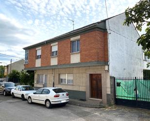 Vista exterior de Casa o xalet en venda en Ponferrada amb Calefacció, Jardí privat i Traster