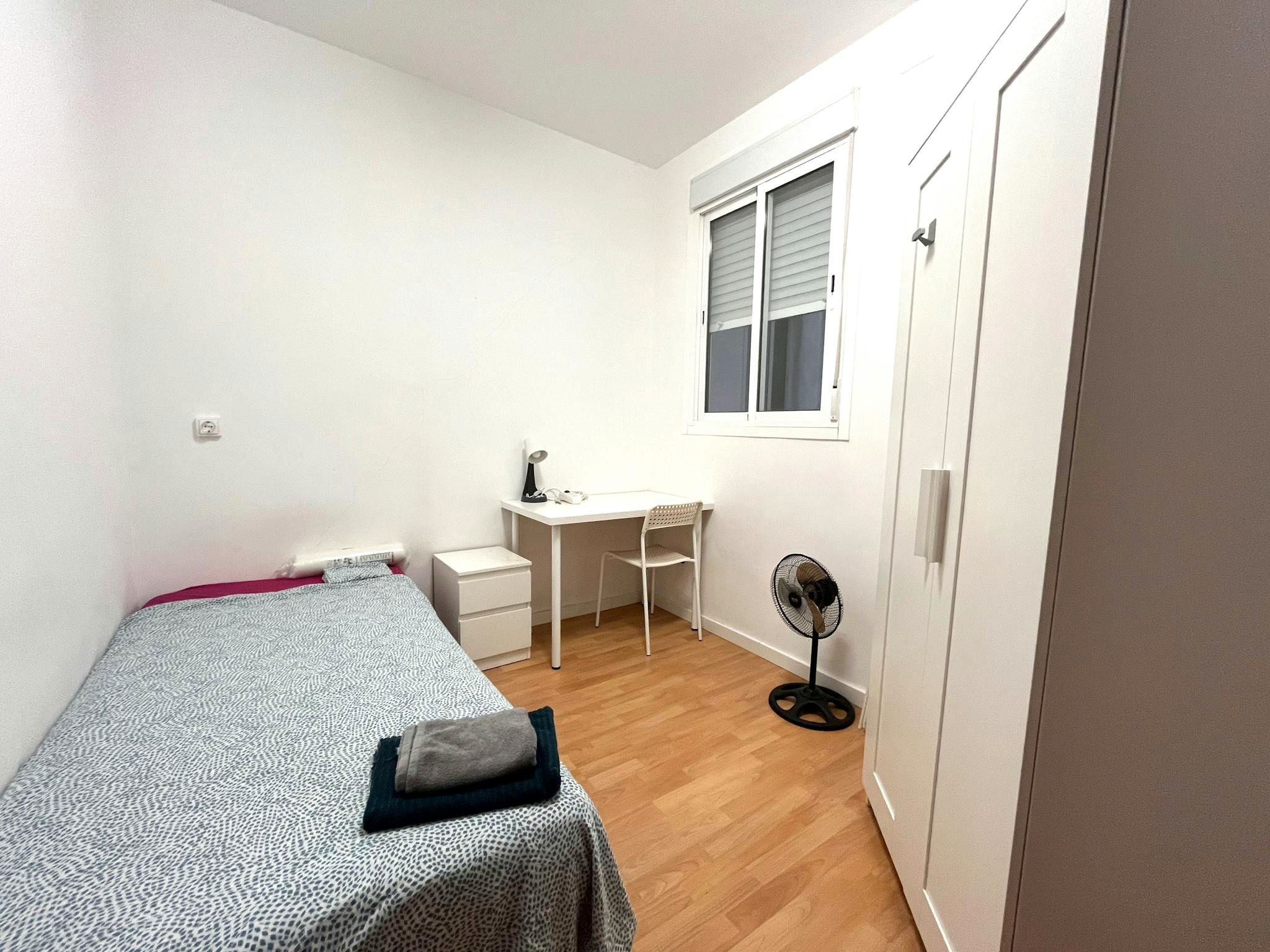 Bedroom of Flat to share in  Barcelona Capital  with Heating, Furnished and Washing machine
