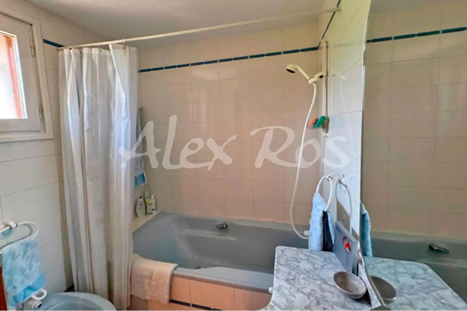 Bany de Casa o xalet en venda en La Seu d'Urgell amb Aire condicionat, Calefacció i Jardí privat
