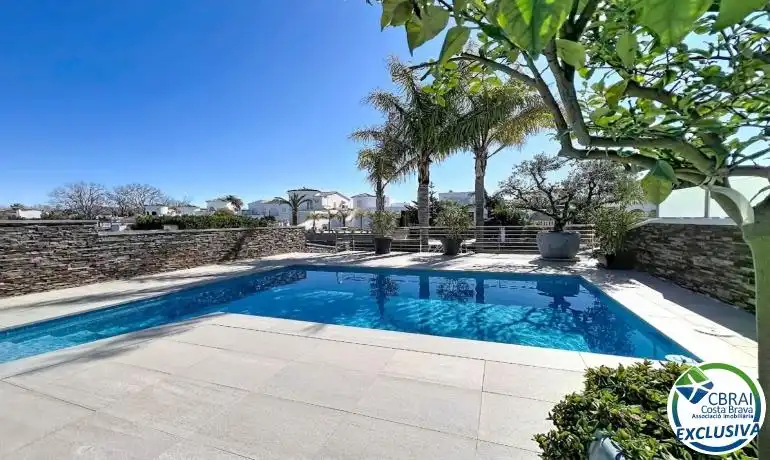 Casa con piscina en venta en Carrer Llobregat, imagen 5